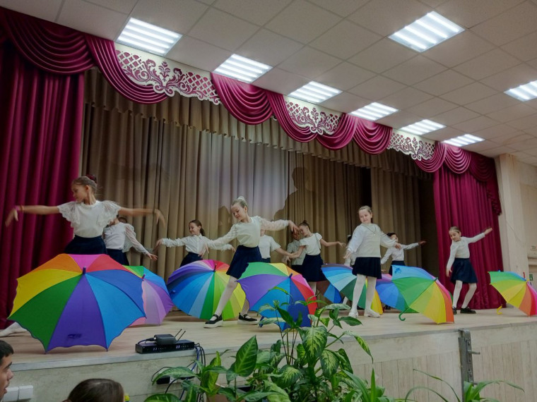 Праздничный концерт ко Дню Матери.